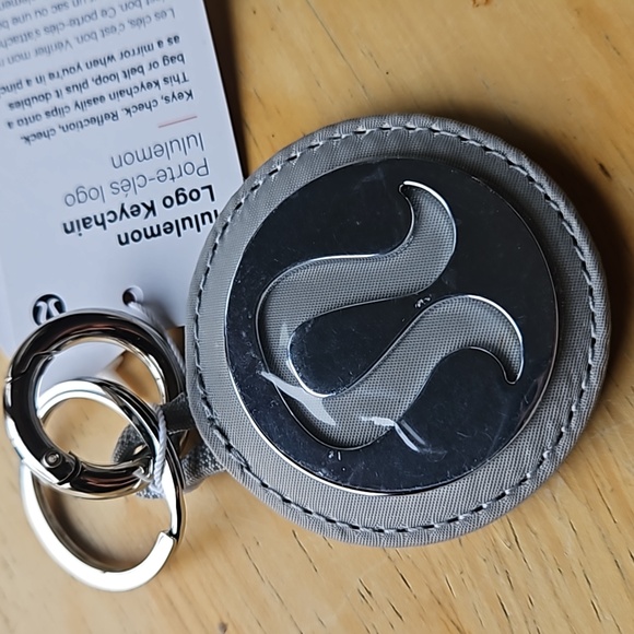 LULULEMON LOGO KEYCHAIN - Picture 2 of 10